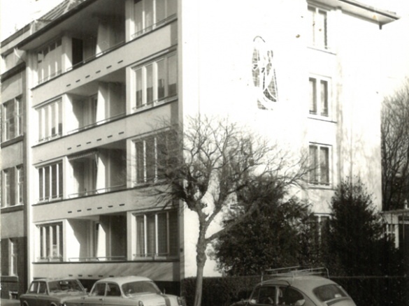 Das Gebäudeensemble in der Prinzenstraße 86 - 94 hat eine typische Rasterfassade der Ersten Nachkriegsmoderne und Kunst am Bau. Hier ist das linke Gebäude von 1978 zu sehen. Bild: Stadtarchiv Duisburg, 61/3047-Prinzenstraße.